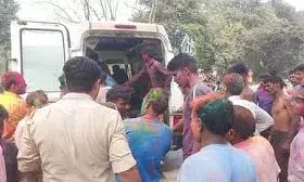 बाराबंकी में ट्रॉली पलटी, बाइकें भिड़ीं, हादसों में आठ की मौत, चार गंभीर रूप से घायल