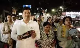 केजरीवाल को रिहा करो, मुख्यमंत्री की गिरफ्तारी के खिलाफ रात में थाली बजाकर आप ने किया प्रदर्शन केजरीवाल को रिहा करो, मुख्यमंत्री की गिरफ्तारी के खिलाफ रात में थाली बजाकर आप ने किया प्रदर्शन