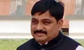 उमेश पाल के घर फेंका ज्वलनशील पदार्थ, बमबाजी की अफवाह; पुलिस ने पड़ोसी समेत चार हिरासत में लिया उमेश पाल के घर फेंका ज्वलनशील पदार्थ, बमबाजी की अफवाह; पुलिस ने पड़ोसी समेत चार हिरासत में लिया