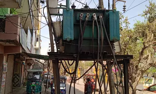ट्रांसफार्मर लगा विद्युत पोल झुका, हादसे का डर