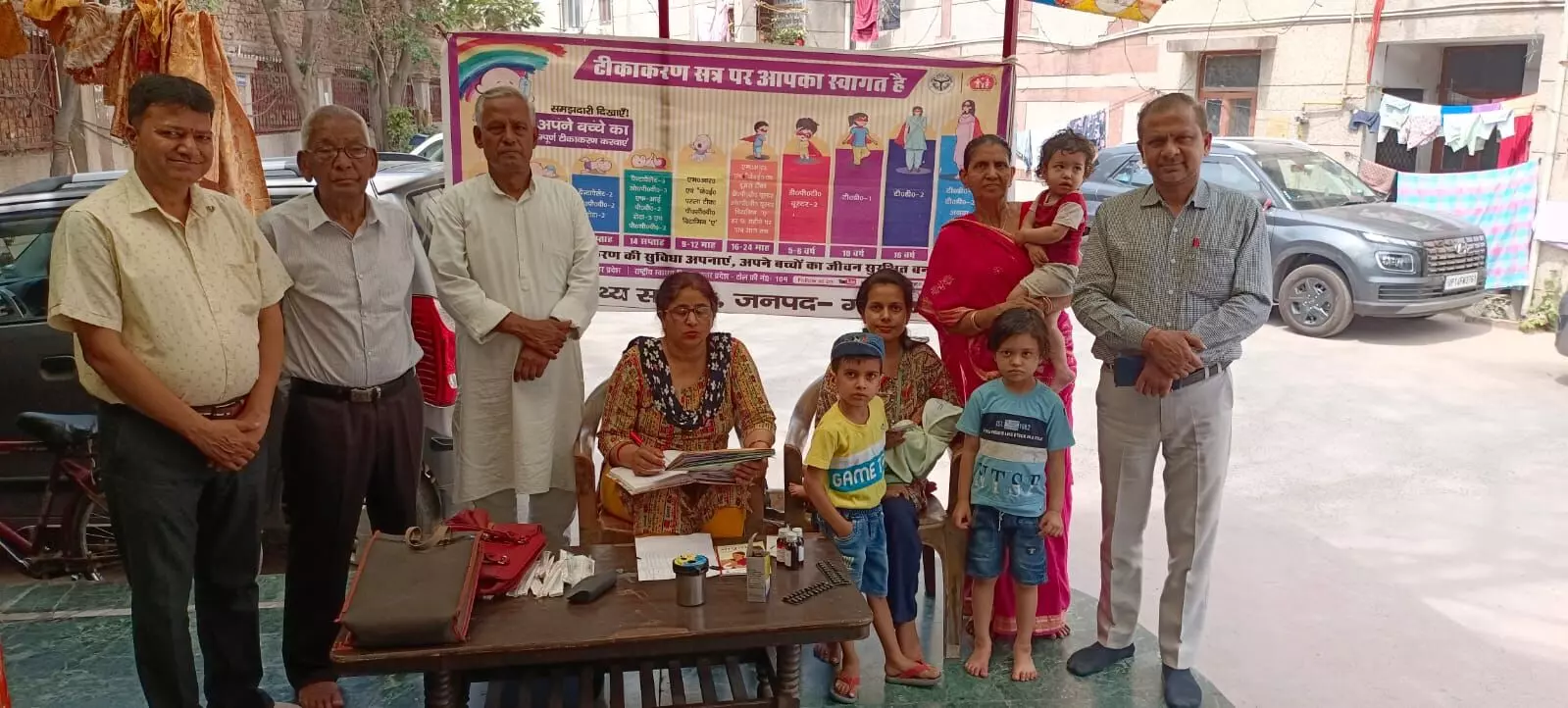 महिलाओं और बच्चियों को टीका देकर किया स्वास्थ्य के प्रति सजग महिलाओं और बच्चियों को टीका देकर किया स्वास्थ्य के प्रति सजग