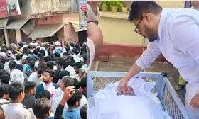 मुख्तार के जनाजे में उमड़ा जनसैलाब, बेटे ने अलविदा कहने से पहले पिता की मूछों पर आखिरी बार ताव दिया मुख्तार के जनाजे में उमड़ा जनसैलाब, बेटे ने अलविदा कहने से पहले पिता की मूछों पर आखिरी बार ताव दिया