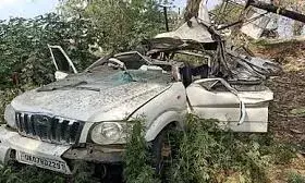 चालक को झपकी आने से खंभे से टकराया वाहन, एक ही परिवार के चार लोगों की मौत, दो जख्मी चालक को झपकी आने से खंभे से टकराया वाहन, एक ही परिवार के चार लोगों की मौत, दो जख्मी