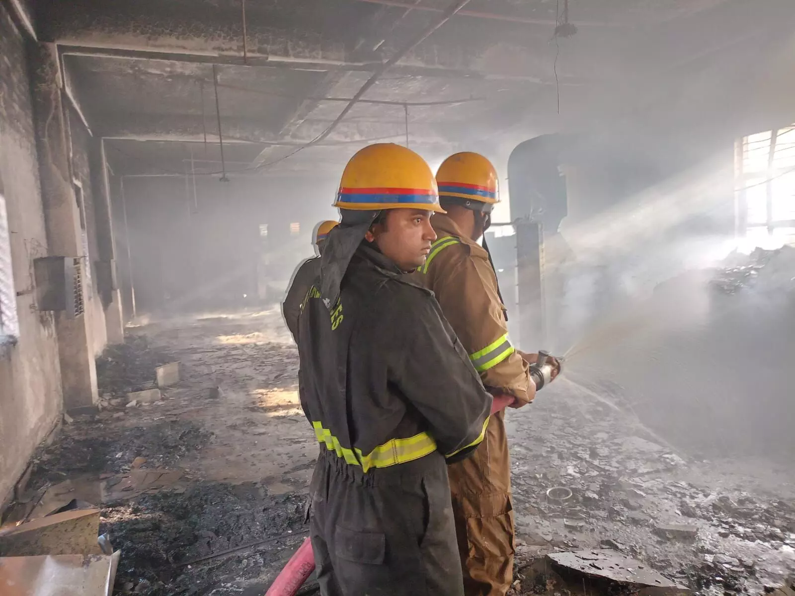 चश्मे के फ्रेम बनाने की फैक्टरी में लगी आग, दमकल कर्मियों ने बुझाई चश्मे के फ्रेम बनाने की फैक्टरी में लगी आग, दमकल कर्मियों ने बुझाई