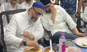 ओवैसी ने मुख्तार अंसारी के बेटे को लगाया गले, 40 मिनट की बात; सरकार पर ऐसे साधा निशाना ओवैसी ने मुख्तार अंसारी के बेटे को लगाया गले, 40 मिनट की बात; सरकार पर ऐसे साधा निशाना