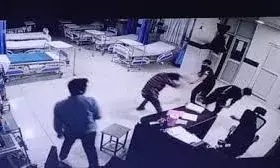 अस्पताल की इमरजेंसी में घुसकर डॉक्टर को बेरहमी से मारा, वीडियो में सामने आया बदमाशों का चेहरा अस्पताल की इमरजेंसी में घुसकर डॉक्टर को बेरहमी से मारा, वीडियो में सामने आया बदमाशों का चेहरा