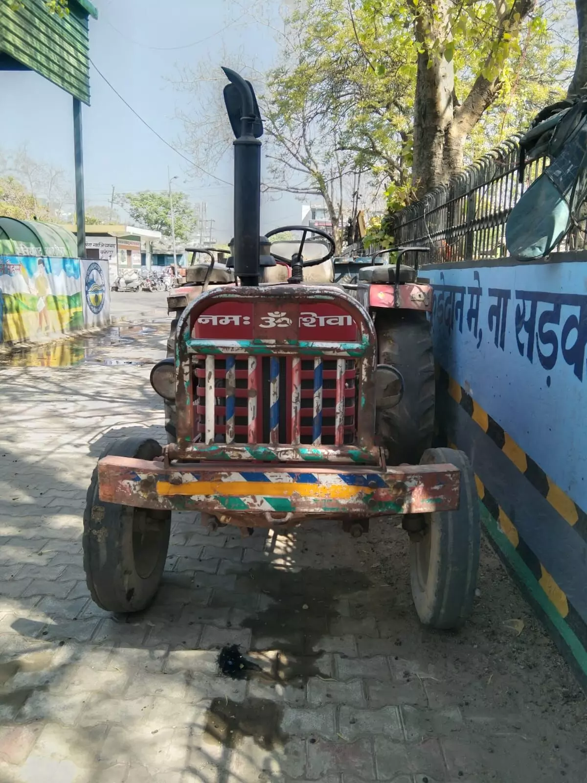 दिल्ली का मलबा गाजियाबाद में डालते हुए ट्रैक्टर जब्त, महापौर ने की कार्रवाई