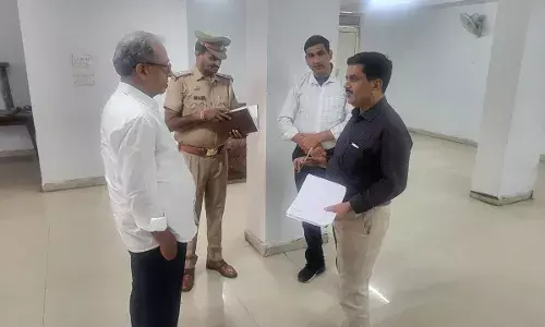 सेक्टर मजिस्ट्रेट ने किया गुलमोहर एन्क्लेव में बूथों का निरीक्षण सेक्टर मजिस्ट्रेट ने किया गुलमोहर एन्क्लेव में बूथों का निरीक्षण