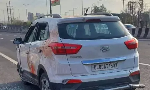 कार से सिर बाहर निकालने पर महिला की गर्दन कटी,मौके पर मौत कार से सिर बाहर निकालने पर महिला की गर्दन कटी,मौके पर मौत