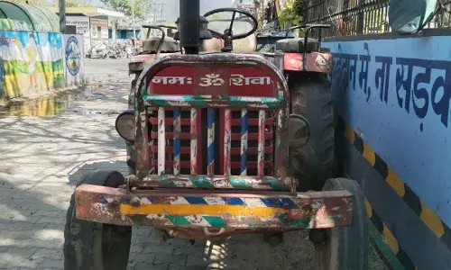 दिल्ली का मलबा गाजियाबाद में डालते हुए ट्रैक्टर जब्त, महापौर ने की कार्रवाई दिल्ली का मलबा गाजियाबाद में डालते हुए ट्रैक्टर जब्त, महापौर ने की कार्रवाई