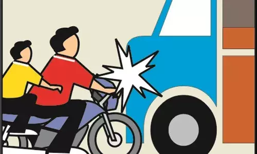 तेज रफ्तार कार ने स्कूटी सवार भाई बहन को मारी टक्कर, दोनों घायल तेज रफ्तार कार ने स्कूटी सवार भाई बहन को मारी टक्कर, दोनों घायल