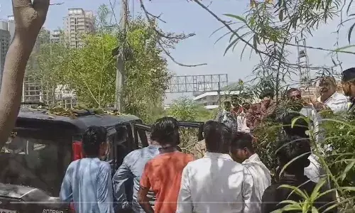 तेज रफ्तार में डिवाइडर पर चढ़ी स्कॉर्पियो, एयरबैग खुलने से बची जान तेज रफ्तार में डिवाइडर पर चढ़ी स्कॉर्पियो, एयरबैग खुलने से बची जान