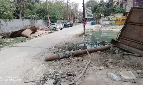 शांति गोपाल अस्पताल के आसपास सीवर लाइन बहने से हुआ बुरा हाल, डॉक्टरों ने की शिकायत शांति गोपाल अस्पताल के आसपास सीवर लाइन बहने से हुआ बुरा हाल, डॉक्टरों ने की शिकायत