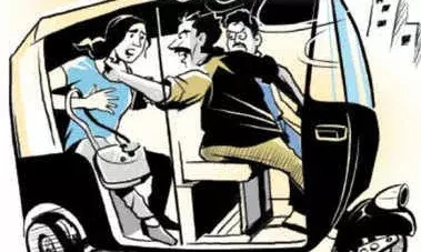 जबरन ऑटो में बैठा कर युवती को किया अगवा, बेटी ने किया फोन मुझे बचा लो जबरन ऑटो में बैठा कर युवती को किया अगवा, बेटी ने किया फोन मुझे बचा लो