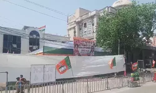 पीएम के रोड शो के चलते कांग्रेस का चुनाव कार्यालय बंद कराया गया पीएम के रोड शो के चलते कांग्रेस का चुनाव कार्यालय बंद कराया गया