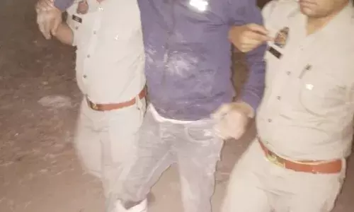 मुठभेड़ के बाद मेडिकल स्टोर संचालक से लूट करने वाला बदमाश गिरफ्तार, एक फरार