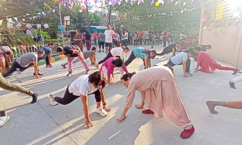 इंदिरापुरम में खुली सड़कों पर क्रिकेट, पिट्ठू, बैडमिंटन खेले, रेस लगाकर एक्सरसाइज भी किया इंदिरापुरम में खुली सड़कों पर क्रिकेट, पिट्ठू, बैडमिंटन खेले, रेस लगाकर एक्सरसाइज भी किया