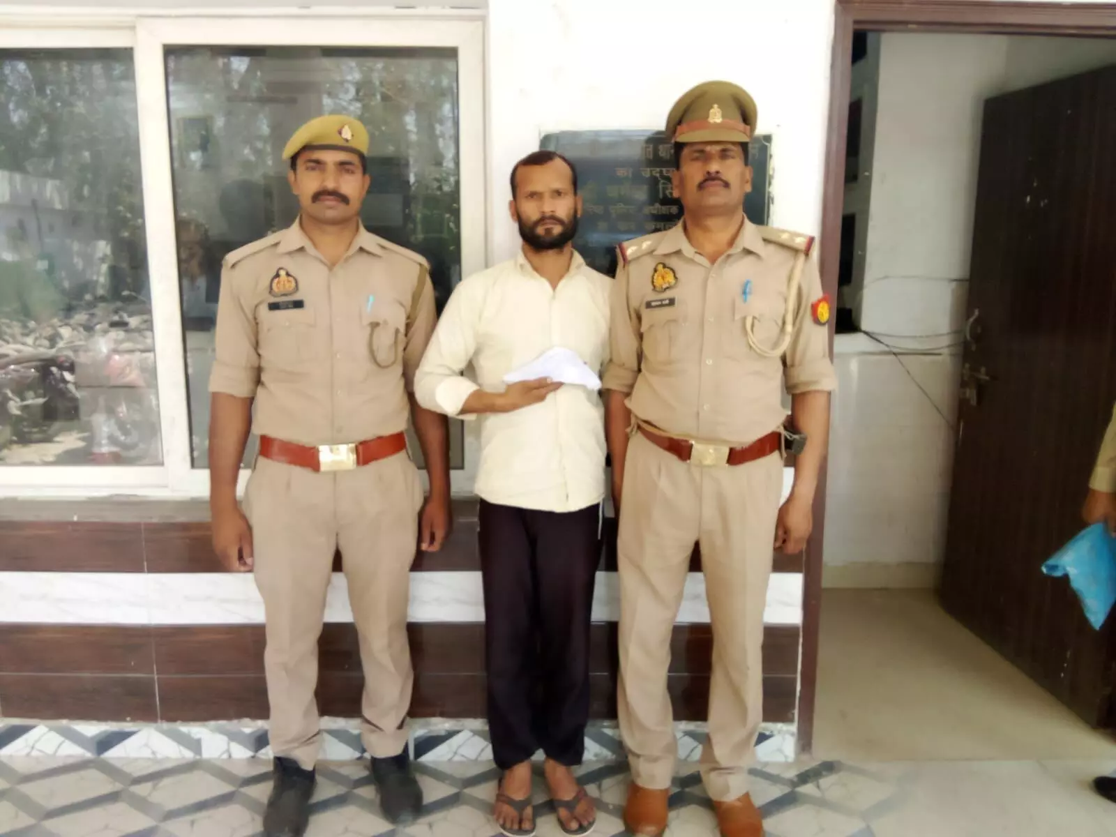 तमंचा बनाने की फैक्ट्री में काम करने वाला फरार बदमाश गिरफ्तार, कब्जे से अवैध तमंचा और कारतूस बरामद तमंचा बनाने की फैक्ट्री में काम करने वाला फरार बदमाश गिरफ्तार, कब्जे से अवैध तमंचा और कारतूस बरामद
