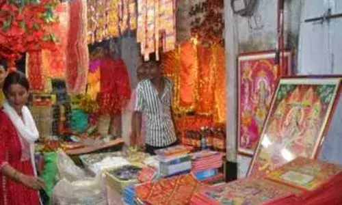 नवरात्र कल, अष्टधातु व संगमरमर की मूर्तियों की मांग बढ़ी, पूजन सामग्री की कीमत में मामूली वृद्धि