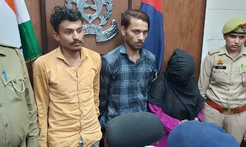 दो घरों से जेवरात और नकदी चोरी करने वाली महिला समेत तीन गिरफ्तार दो घरों से जेवरात और नकदी चोरी करने वाली महिला समेत तीन गिरफ्तार