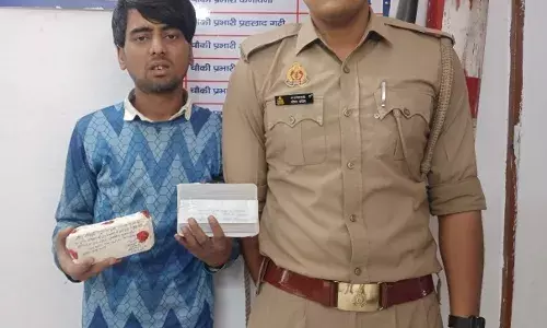 सचेत रहें दिल्ली-एनसीआर में आने वाले लोग, असली नोट बताकर थमा देगा अखबार की कटिंग सचेत रहें दिल्ली-एनसीआर में आने वाले लोग, असली नोट बताकर थमा देगा अखबार की कटिंग