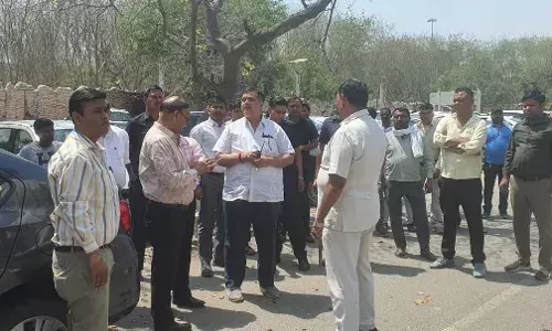 अवैध पार्किंग वसूली पर निगम अधिकारियों ने लगाई रोक, आवंटी को दिलाया कब्जा