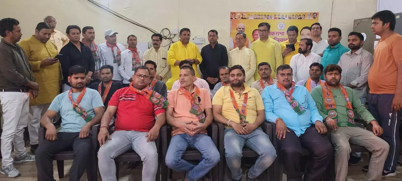 विभिन्न दलों से 20 व्यापारियों ने थामा भाजपा का दामन विभिन्न दलों से 20 व्यापारियों ने थामा भाजपा का दामन