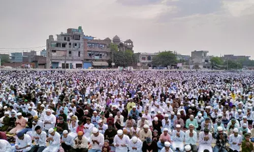 गाजियाबाद में ईद की नमाज अदा कर सुख शांति की दुआ मांगी गाजियाबाद में ईद की नमाज अदा कर सुख शांति की दुआ मांगी