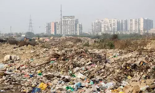 खोड़ा के आवासीय इलाके में बना डंपिंग ग्राउंड लोगों के लिए बन रहा सिरदर्द