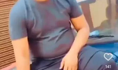 पुलिस की गाड़ी के बोनट पर बैठकर बनाई रील, वीडियो वायरल होने पर यूजर्स ने की कार्रवाई की मांग पुलिस की गाड़ी के बोनट पर बैठकर बनाई रील, वीडियो वायरल होने पर यूजर्स ने की कार्रवाई की मांग