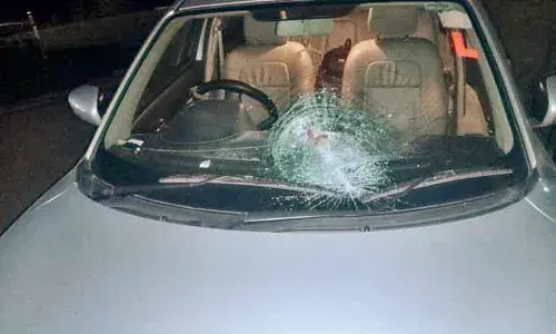 चोर ने मीडियाकर्मी की गाड़ी पर पत्थर से किया हमला, चुराए 45000 रुपए चोर ने मीडियाकर्मी की गाड़ी पर पत्थर से किया हमला, चुराए 45000 रुपए