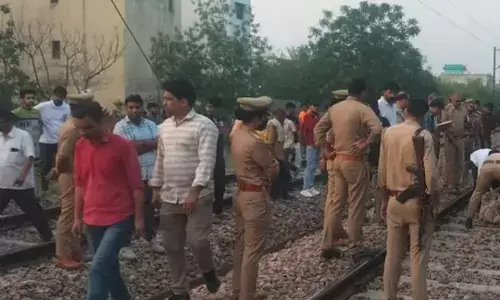 कान में इयरबड्स लगाकर ट्रैक पार कर रहे युवक की दर्दनाक मौत कान में इयरबड्स लगाकर ट्रैक पार कर रहे युवक की दर्दनाक मौत
