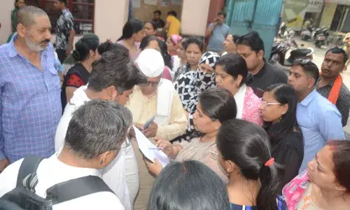 देहरादून पब्लिक स्कूल में प्रबंधन की वादा खिलाफी के विरोध में अभिभावकों ने आक्रोशित होकर जबरदस्त प्रदर्शन किया