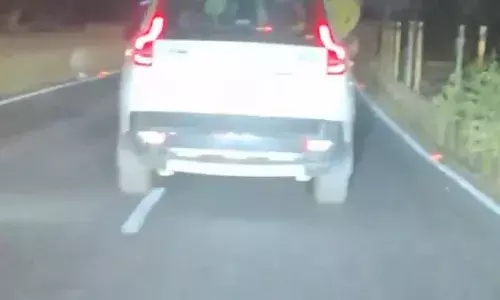 एक बार फिर इंदिरापुरम थाने के पास युवतियों ने चलती गाड़ी में किया स्टंट, देखती रह गई पुलिस एक बार फिर इंदिरापुरम थाने के पास युवतियों ने चलती गाड़ी में किया स्टंट, देखती रह गई पुलिस