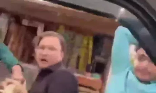 जान की भीख मांगता रहता युवक लेकिन लाठी-डंडों से कार पर करता रहा हमला, जाने क्या है मामला जान की भीख मांगता रहता युवक लेकिन लाठी-डंडों से कार पर करता रहा हमला, जाने क्या है मामला