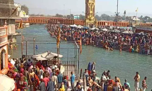 बैशाखी के मौके पर हरिद्वार में श्रद्धालुओं की उमड़ी भीड़, लगाई आस्था की पावन डुबकी बैशाखी के मौके पर हरिद्वार में श्रद्धालुओं की उमड़ी भीड़, लगाई आस्था की पावन डुबकी