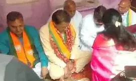 दलित परिवार ने अरुण गोविल की उतारी आरती, फिर परोसा भोजन दलित परिवार ने अरुण गोविल की उतारी आरती, फिर परोसा भोजन