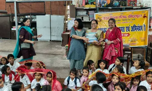 नीति खंड 2 स्थित स्कूल में 121 कन्याओं का किया पूजन, कॉपी,पेन समेत कई अन्य समान किए वितरित