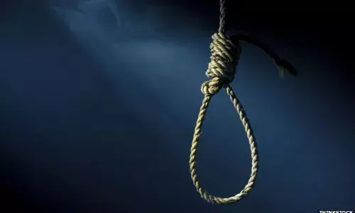 पीसीएस अफसर ने घर में फंदे से लटककर दी जान, पत्नी की मौत के बाद से दुखी रहते थे