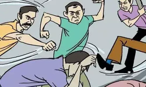 रोडरेज में बाइक सवार को पीटा, रिपोर्ट दर्ज रोडरेज में बाइक सवार को पीटा, रिपोर्ट दर्ज