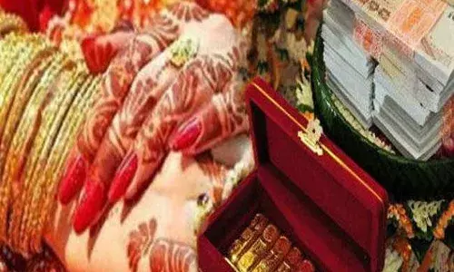 पति का दूसरे से संबंध, ससुर करता है अश्लील हरकत, विरोध किया तो महिला को घर से निकाल दिया पति का दूसरे से संबंध, ससुर करता है अश्लील हरकत, विरोध किया तो महिला को घर से निकाल दिया