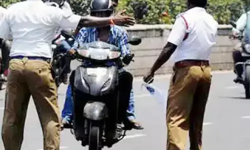 वकीलों ने पुलिस के खिलाफ खोला मोर्चा, ताबड़तोड़ चालान से परेशान हुए लोग वकीलों ने पुलिस के खिलाफ खोला मोर्चा, ताबड़तोड़ चालान से परेशान हुए लोग