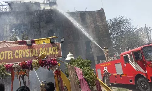 बैंकेट हॉल में लगी आग, एक युवती और युवक को बचाया बैंकेट हॉल में लगी आग, एक युवती और युवक को बचाया