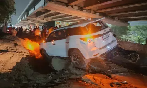 सड़क किनारे खड़ी फॉर्च्यूनर कार को तेज रफ्तार ट्रक ने मारी टक्कर सड़क किनारे खड़ी फॉर्च्यूनर कार को तेज रफ्तार ट्रक ने मारी टक्कर