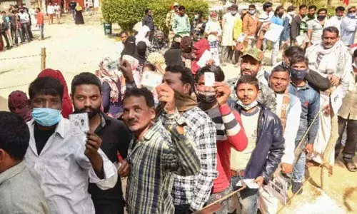 यूपी में 11 बजे तक 25 फीसदी से ज्यादा मतदान, बड़ी संख्या में लोग पहुंचे वोट डालने यूपी में 11 बजे तक 25 फीसदी से ज्यादा मतदान, बड़ी संख्या में लोग पहुंचे वोट डालने