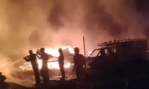 गाजियाबाद के खोड़ा इलाके में भीषण आग लगी, 8 घंटे से बुझाई जा रही है