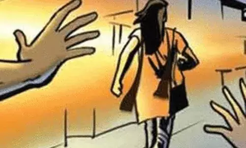 लोनी में युवती के साथ छेड़छाड़, विरोध करने पर युवती के साथ मारपीट और जान से मारने की धमकी लोनी में युवती के साथ छेड़छाड़, विरोध करने पर युवती के साथ मारपीट और जान से मारने की धमकी