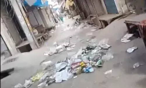 लोनी की मुख्य मार्केट में पैदल भी चलना हुआ मुश्किल, कूड़े का लगा रहता है अंबार, कर्मचारी आते हैं लेट
