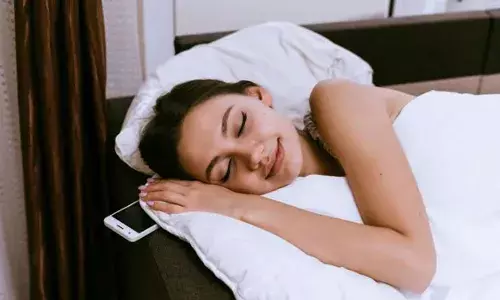 तकिया के नीचे मोबाइल रख कर सोने वाले हो जाएं सावधान, हो सकती हैं ये गंभीर बीमारियां तकिया के नीचे मोबाइल रख कर सोने वाले हो जाएं सावधान, हो सकती हैं ये गंभीर बीमारियां