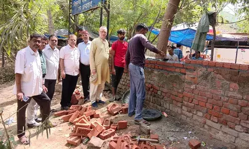 चित्रगुप्त सेवा समिति के पदाधिकारियों ने पार्क की बाउंड्रीवाल के निर्माण कार्यो का निरीक्षण किया